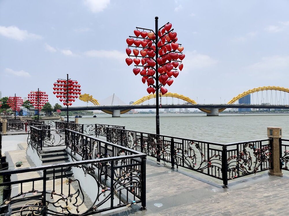 Cầu tình yêu là biểu tượng của thành phố Đà Nẵng, nổi tiếng với trải nghiệm móc khóa tình yêu dành cho đôi lứa